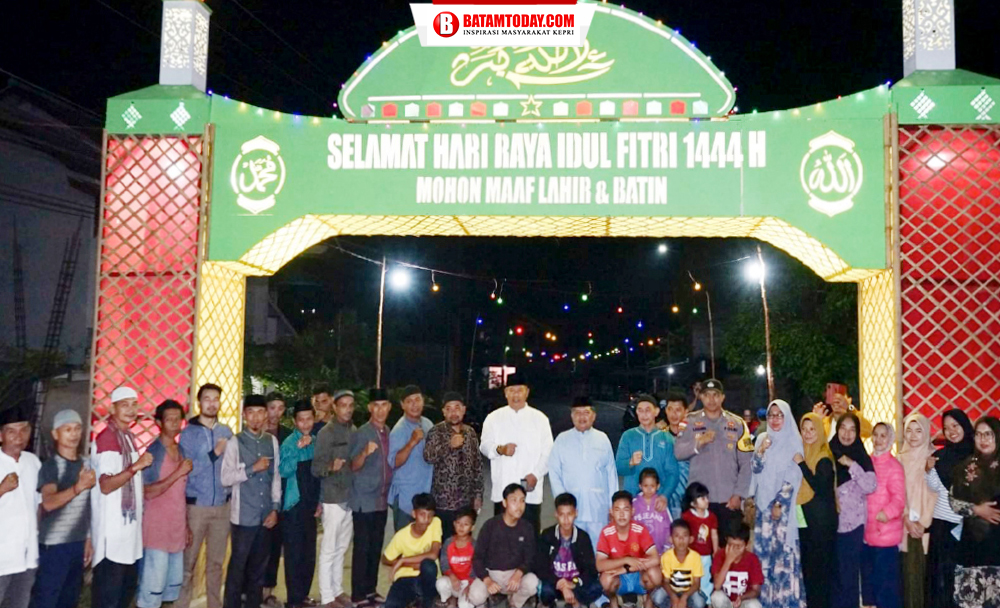 Bupati dan Wakil Bupati Kabupaten Kepulauan Anambas saat foto bersama dengan Warga Desa Sri Tanjung, usai meninjau gapura